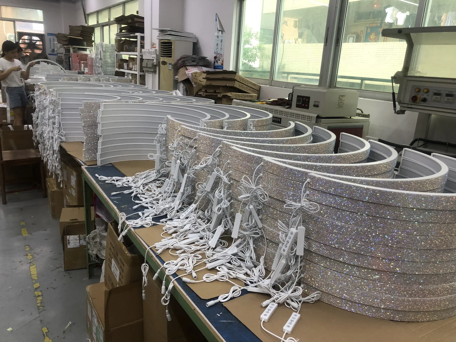 Beauty lamp assembly workshop in Shenzhen